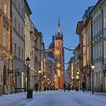 Cinema With A View Of Old Town Apartment